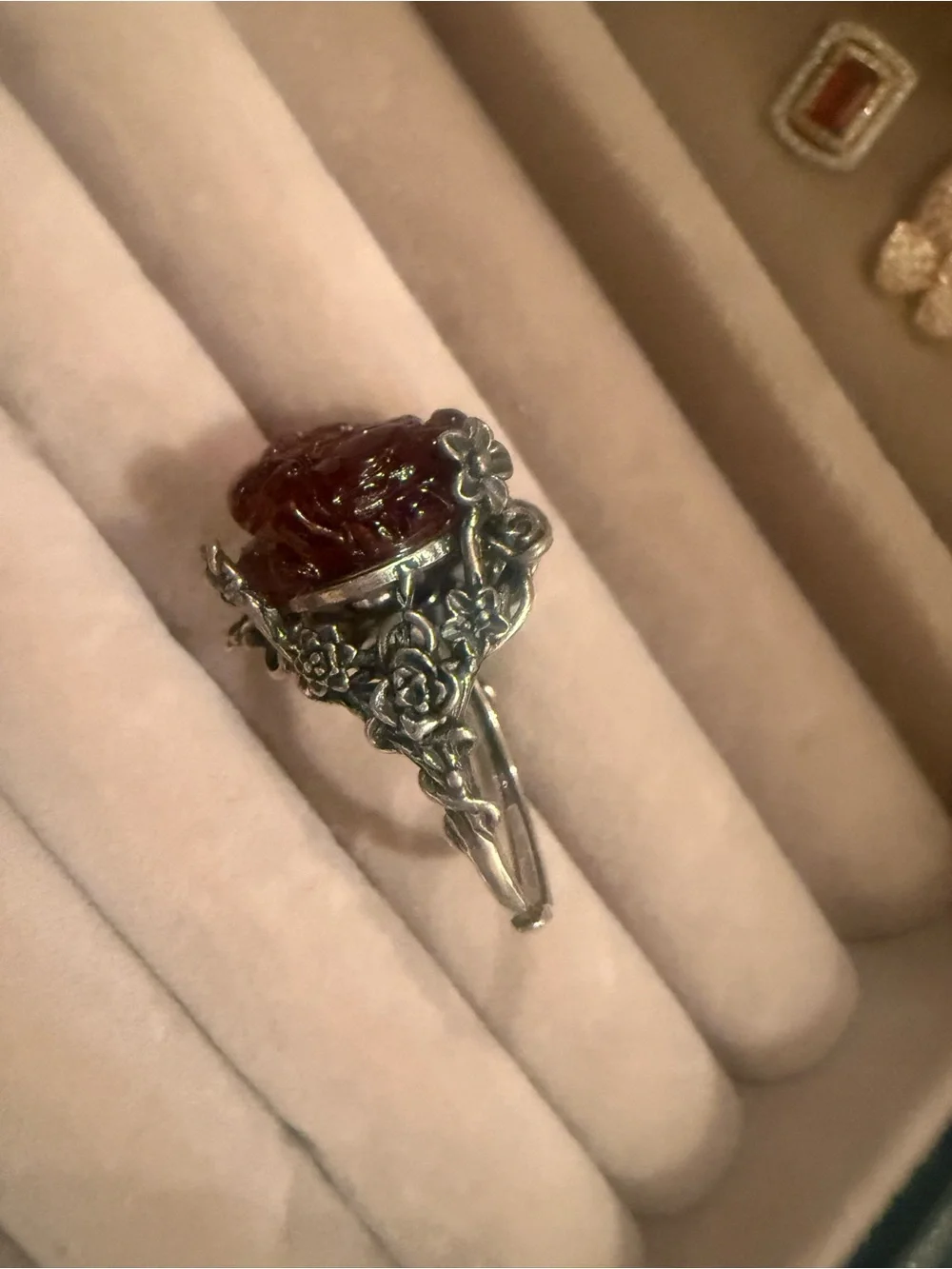 Carved Blood Amber and Sterling Silver Ring Puedo pasar por ella